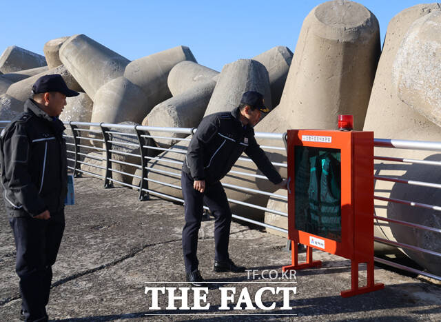 동해해경이 해맞이 방문객들의 안전사고 예방을 위해 현장 점검을 실시하고 있다. /동해해양경찰서
