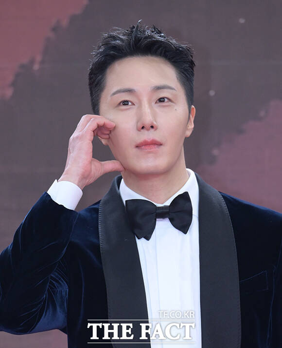 배우 정일우가 31일 오후 서울 영등포구 여의도 KBS 신관에서 열린 'KBS 연기대상' 포토월에 참석해 포즈를 취하고 있다. /박헌우 기자