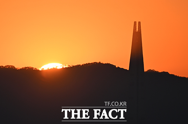2025년 마지막 날인 31일 오전 서울 종로구 인왕산에서 바라본 롯데월드타워 위로 해가 떠오르고 있다. /박헌우 기자