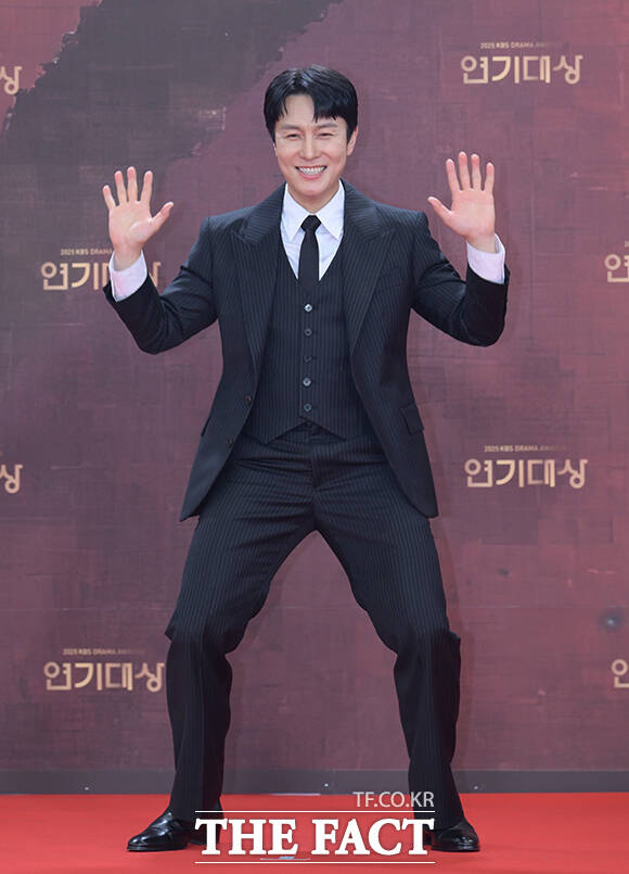 배우 김동완이 31일 오후 서울 영등포구 여의도 KBS 신관에서 열린 'KBS 연기대상' 포토월에 참석해 포즈를 취하고 있다. /박헌우 기자