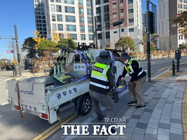 천안시 개인형 이동장치(PM) 견인 전담 공무원이 무단 방치된 공유 전동킥보드 등을 견인하고 있다. /천안시