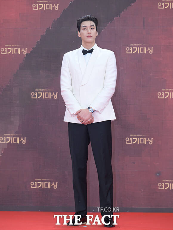 배우 김영광이 31일 오후 서울 영등포구 여의도 KBS 신관에서 열린 'KBS 연기대상' 포토월에 참석해 포즈를 취하고 있다. /박헌우 기자