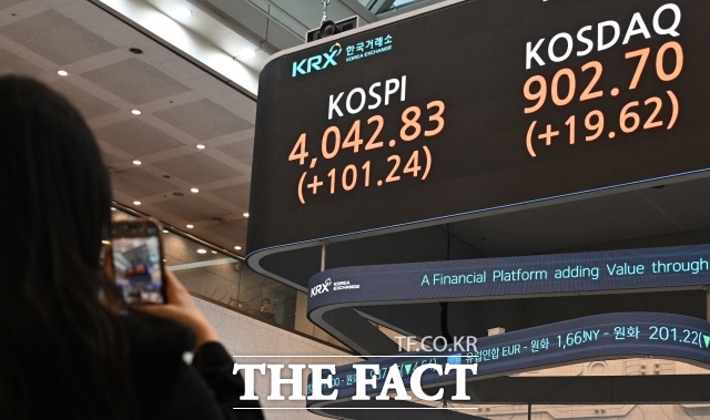 코스피가 사상 처음으로 종가 기준 4000선을 돌파한 지난해 10월 27일 오후 서울 여의도 한국거래소 전광판에 지수가 나타나고 있다. /이새롬 기자