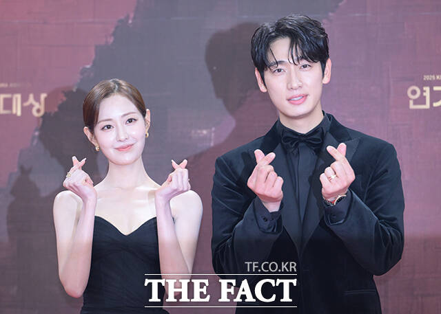 배우 신슬기(왼쪽)와 윤박이 31일 오후 서울 영등포구 여의도 KBS 신관에서 열린 'KBS 연기대상' 포토월에 참석해 포즈를 취하고 있다. /박헌우 기자