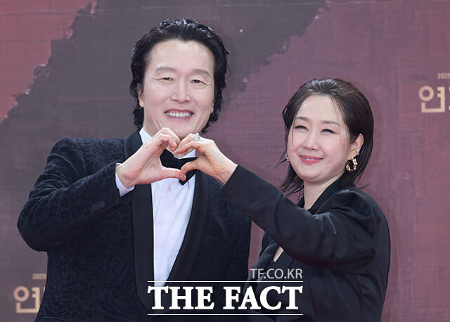 배우 최병모(왼쪽)와 배해선이 31일 오후 서울 영등포구 여의도 KBS 신관에서 열린 'KBS 연기대상' 포토월에 참석해 포즈를 취하고 있다. /박헌우 기자