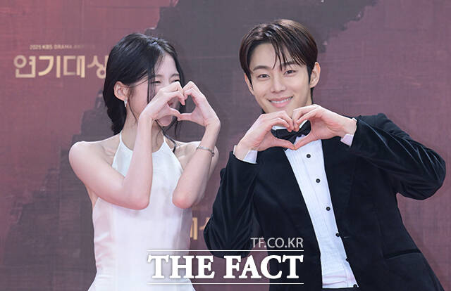 배우 아린(왼쪽)과 유정후가 31일 오후 서울 영등포구 여의도 KBS 신관에서 열린 'KBS 연기대상' 포토월에 참석해 포즈를 취하고 있다. /박헌우 기자