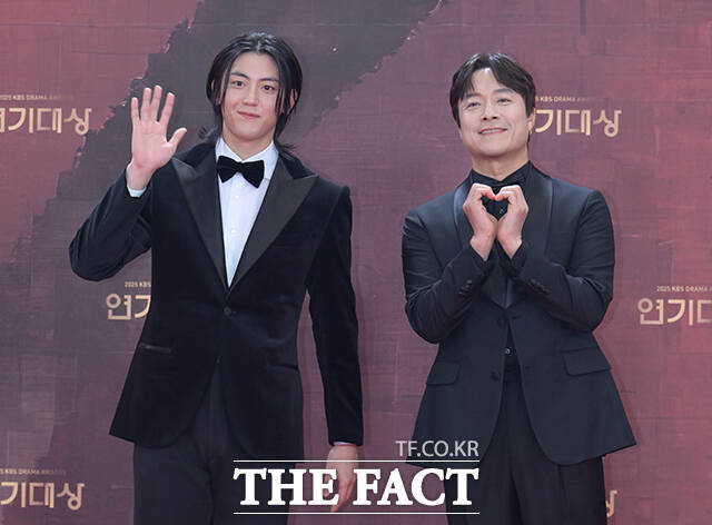 배우 이석기(왼쪽)와 최대철이 31일 오후 서울 영등포구 여의도 KBS 신관에서 열린 'KBS 연기대상' 포토월에 참석해 포즈를 취하고 있다. /박헌우 기자