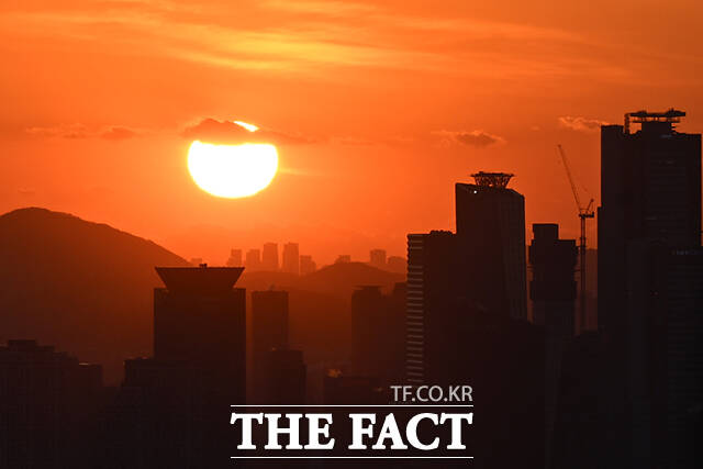 도심 너머로 저무는 2025년의 마지막 태양
