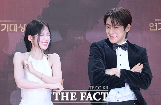 배우 아린(왼쪽)과 유정후가 31일 오후 서울 영등포구 여의도 KBS 신관에서 열린 'KBS 연기대상' 포토월에 참석해 포즈를 취하고 있다. /박헌우 기자