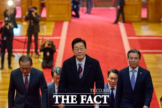 이재명 대통령은 1일 올 한 해를 붉은 말처럼 힘차게 달리는 해로, 대한민국 대도약의 원년으로 만들겠다고 밝혔다. 이 대통령이 12월 29일 오전 이전이 마무리된 청와대 본관으로 첫 출근을 하고 있다. /청와대