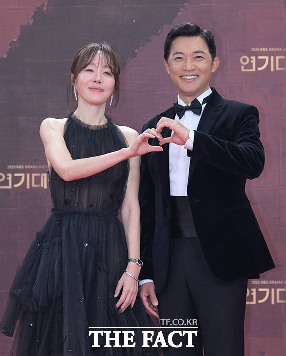 배우 엄지원(왼쪽)과 안재욱이 31일 오후 서울 영등포구 여의도 KBS 신관에서 열린 'KBS 연기대상' 포토월에 참석해 포즈를 취하고 있다. /박헌우 기자