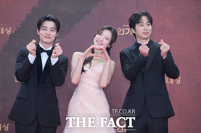 배우 양대혁과 김아영 문동혁(왼쪽부터)이 31일 오후 서울 영등포구 여의도 KBS 신관에서 열린 'KBS 연기대상' 포토월에 참석해 포즈를 취하고 있다. /박헌우 기자