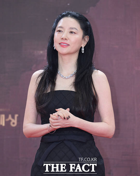 배우 이영애가 31일 오후 서울 영등포구 여의도 KBS 신관에서 열린 'KBS 연기대상' 포토월에 참석해 포즈를 취하고 있다. /박헌우 기자