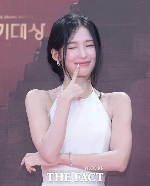 배우 아린(왼쪽)과 유정후가 31일 오후 서울 영등포구 여의도 KBS 신관에서 열린 'KBS 연기대상' 포토월에 참석해 포즈를 취하고 있다. /박헌우 기자