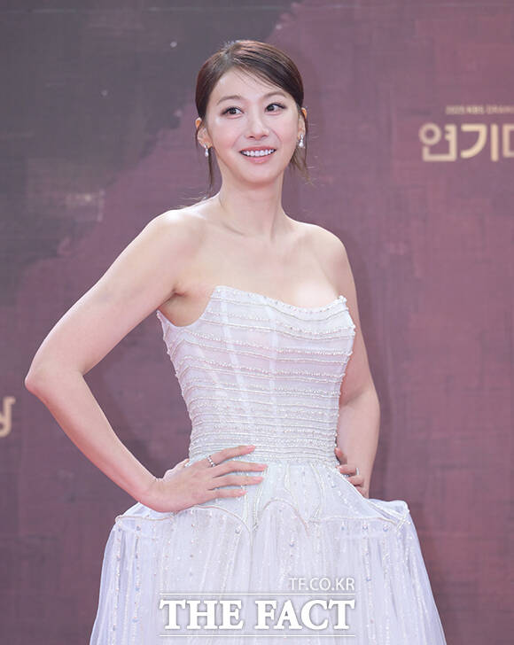 배우 유인영이 31일 오후 서울 영등포구 여의도 KBS 신관에서 열린 'KBS 연기대상' 포토월에 참석해 포즈를 취하고 있다. /박헌우 기자