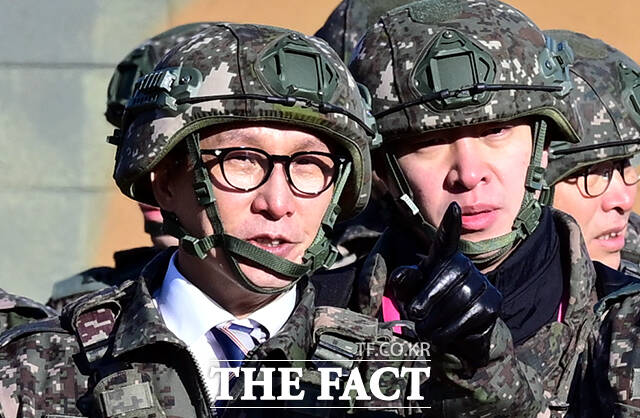 김민석 국무총리가 31일 오전 군사대비태세 점검 및 장병 격려차 경기도 파주시 육군 9사단 임진강대대를 방문해 철책을 점검하고 있다. /파주=임영무 기자