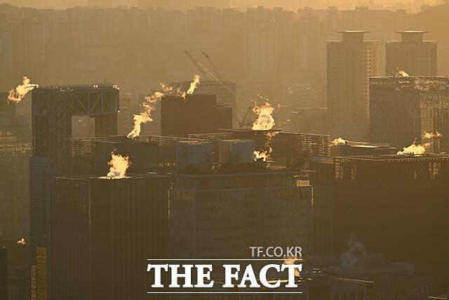 전국 대부분 지역 아침 기온이 영하권을 보인 26일 오전 서울 도심 빌딩에서 난방 수증기가 피어오르고 있다. /박헌우 기자