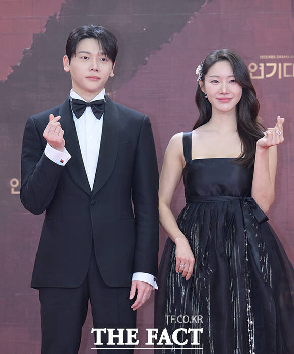 배우 권도형(왼쪽)과 한그루가 31일 오후 서울 영등포구 여의도 KBS 신관에서 열린 'KBS 연기대상' 포토월에 참석해 포즈를 취하고 있다. /박헌우 기자