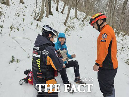 포항남부소방서 울릉119안전센터가 조난당한 등산객을 구조하고 있다. /울릉119안전센터