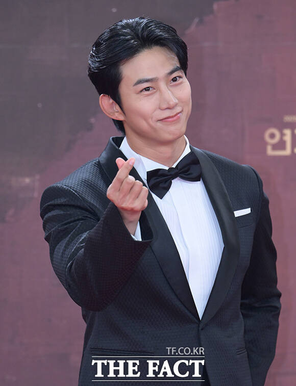 배우 옥택연이 31일 오후 서울 영등포구 여의도 KBS 신관에서 열린 'KBS 연기대상' 포토월에 참석해 포즈를 취하고 있다. /박헌우 기자