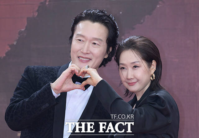 배우 최병모(왼쪽)와 배해선이 31일 오후 서울 영등포구 여의도 KBS 신관에서 열린 'KBS 연기대상' 포토월에 참석해 포즈를 취하고 있다. /박헌우 기자