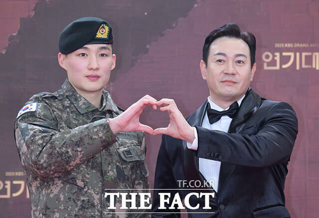 배우 권지우(왼쪽)와 박용우가 31일 오후 서울 영등포구 여의도 KBS 신관에서 열린 'KBS 연기대상' 포토월에 참석해 포즈를 취하고 있다. /박헌우 기자