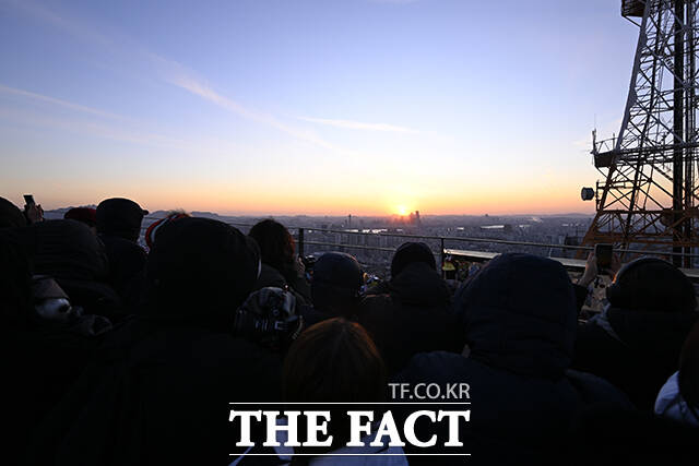 도심 너머로 저무는 2025년의 마지막 태양