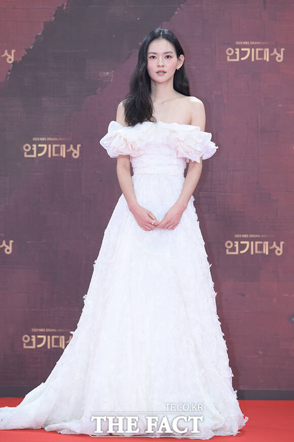 배우 김윤혜가 31일 오후 서울 영등포구 여의도 KBS 신관에서 열린 'KBS 연기대상' 포토월에 참석해 포즈를 취하고 있다. /박헌우 기자