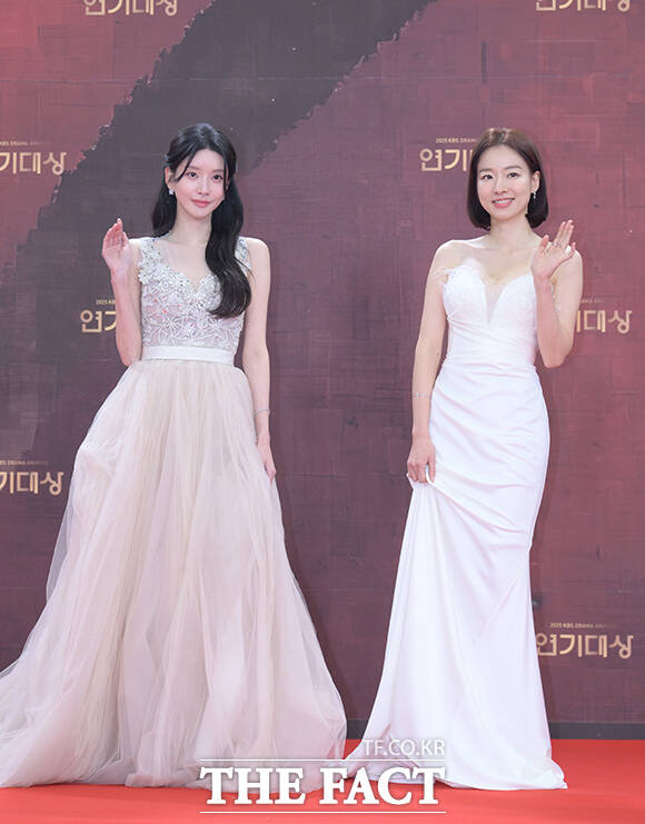 배우 이효나(왼쪽)와 이시아가 31일 오후 서울 영등포구 여의도 KBS 신관에서 열린 'KBS 연기대상' 포토월에 참석해 포즈를 취하고 있다. /박헌우 기자