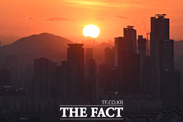 도심 너머로 저무는 2025년의 마지막 태양