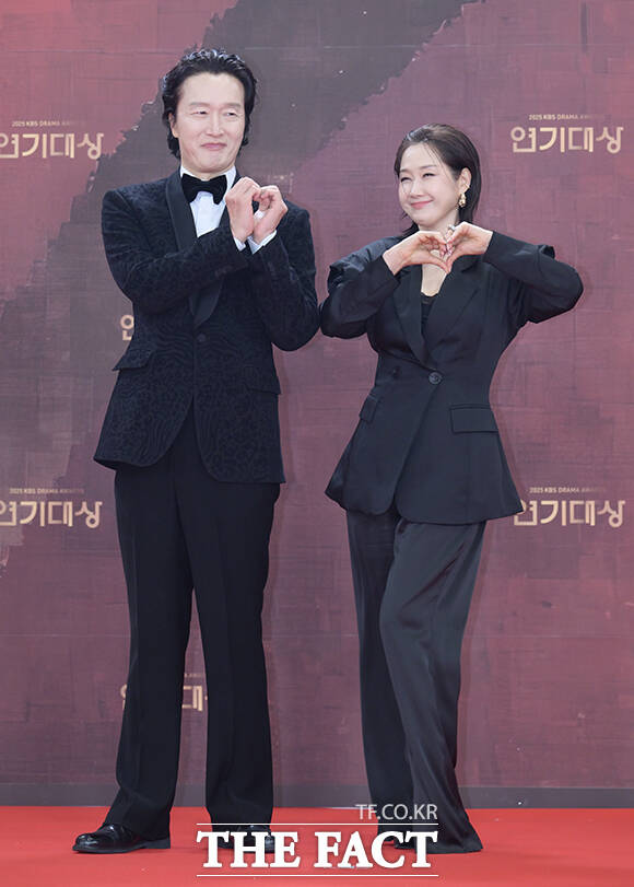 배우 최병모(왼쪽)와 배해선이 31일 오후 서울 영등포구 여의도 KBS 신관에서 열린 'KBS 연기대상' 포토월에 참석해 포즈를 취하고 있다. /박헌우 기자