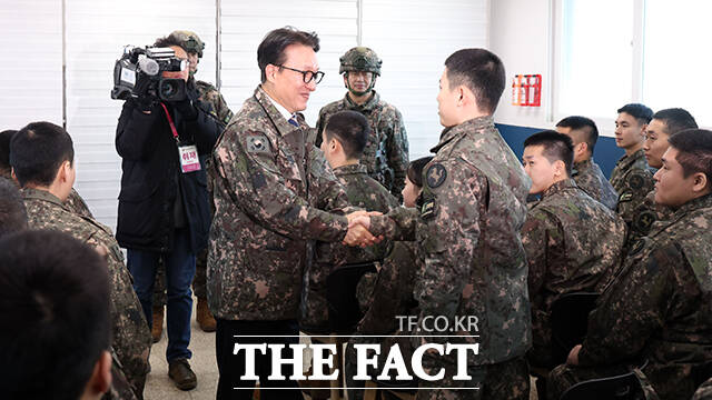 김민석 국무총리가 31일 오전 군사대비태세 점검 및 장병 격려차 경기도 파주시 육군 9사단 임진강대대를 방문해 철책을 점검하고 있다. /파주=임영무 기자