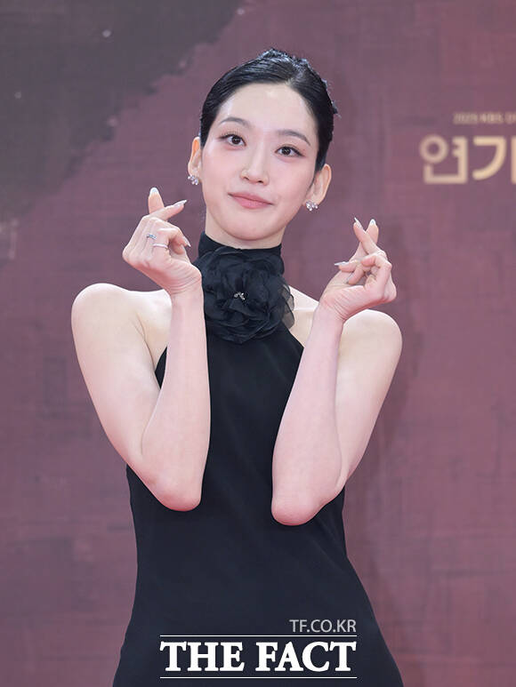 배우 한지현이 31일 오후 서울 영등포구 여의도 KBS 신관에서 열린 'KBS 연기대상' 포토월에 참석해 포즈를 취하고 있다. /박헌우 기자