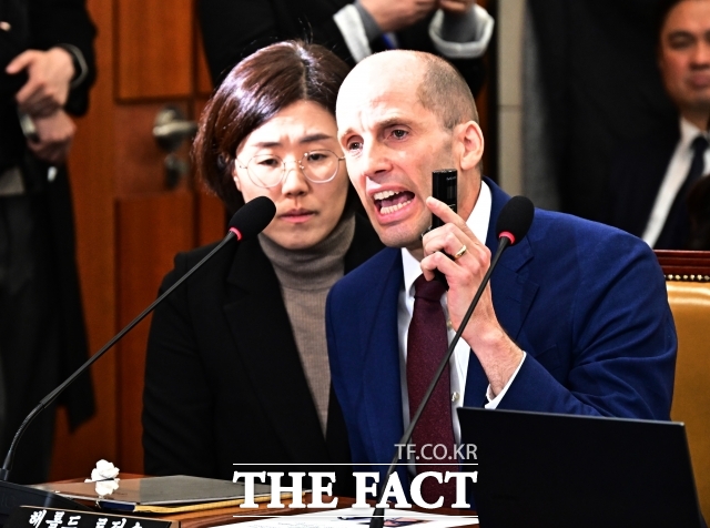 해롤드 로저스 쿠팡 대표이사가 30일 오전 서울 여의도 국회에서 열린 ‘쿠팡 침해사고 및 개인정보 유출, 불공정 거래, 노동환경 실태 파악과 재발방지 대책 마련을 위한 청문회’에 증인으로 출석해 동시통역기에 대한 발언을 하고 있다. /국회=배정한 기자