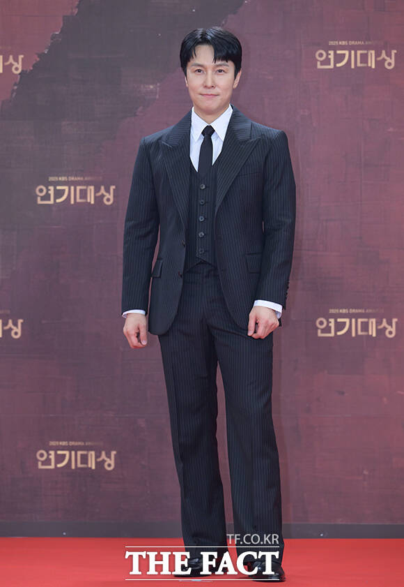 배우 김동완이 31일 오후 서울 영등포구 여의도 KBS 신관에서 열린 'KBS 연기대상' 포토월에 참석해 포즈를 취하고 있다. /박헌우 기자