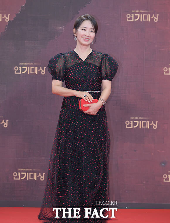 배우 윤유선이 31일 오후 서울 영등포구 여의도 KBS 신관에서 열린 'KBS 연기대상' 포토월에 참석해 포즈를 취하고 있다. /박헌우 기자