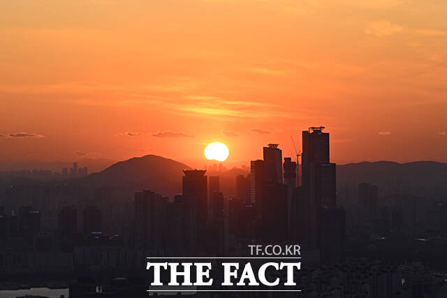 도심 너머로 저무는 2025년의 마지막 태양