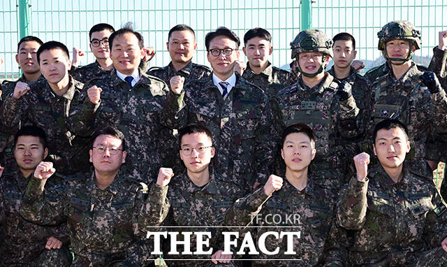 김민석 국무총리가 31일 오전 군사대비태세 점검 및 장병 격려차 경기도 파주시 육군 9사단 임진강대대를 방문해 철책을 점검하고 있다. /파주=임영무 기자