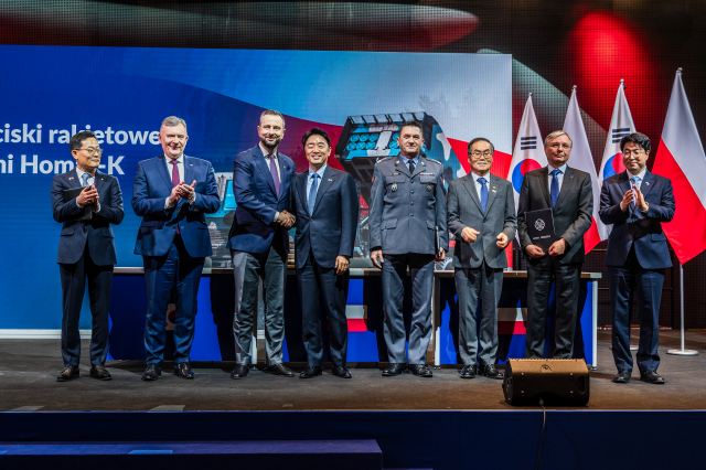 지난 29일(현지시간) 폴란드 바르샤바 군사 박물관에서 열린 '천무 3차 실행계약 체결식'에서 강훈식 대통령실 비서실장(왼쪽 네번째)이 코시니악 카미슈 폴란드 부총리와 악수하고 있다. (왼쪽부터) 손재일 한화에어로스페이스 대표이사, 파베우 베이다 폴란드 국방부 차관, (왼쪽 다섯번째부터) 아르투르 쿱텔 폴란드 군비청장, 이용철 방사청장, 피오트르 보이첵 WB그룹 회장, 원종대 국방부 자원관리실장. /한화에어로스페이스