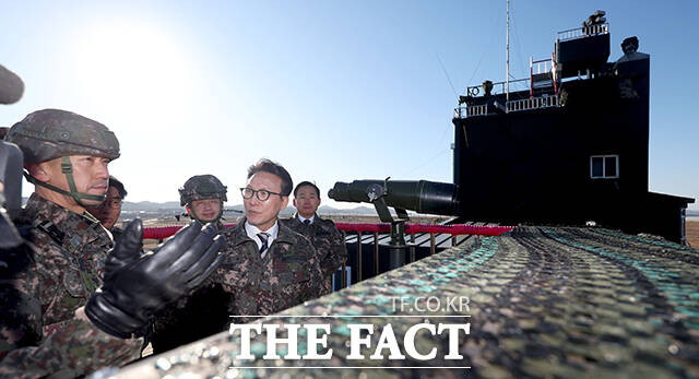 김민석 국무총리가 31일 오전 군사대비태세 점검 및 장병 격려차 경기도 파주시 육군 9사단 임진강대대를 방문해 철책을 점검하고 있다. /파주=임영무 기자