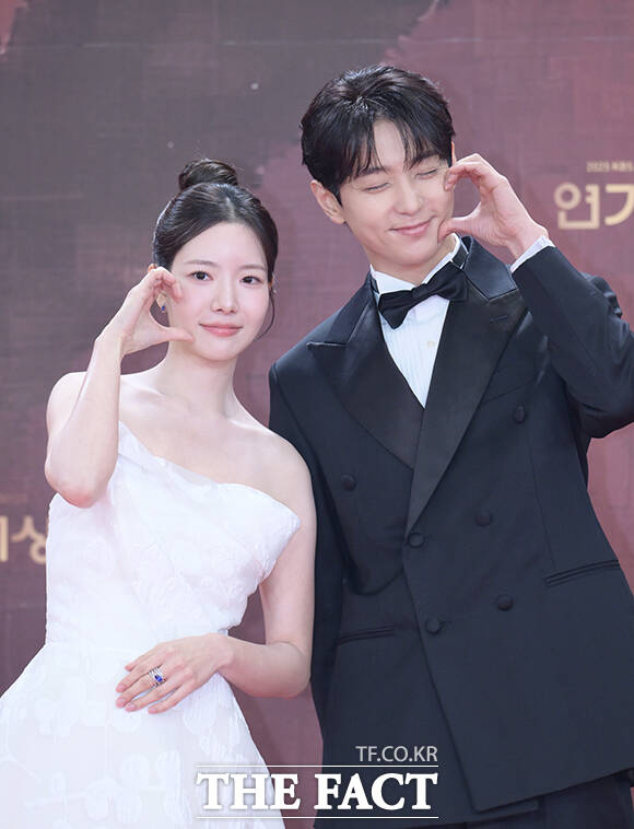 배우 하승리(왼쪽)와 현우가 31일 오후 서울 영등포구 여의도 KBS 신관에서 열린 'KBS 연기대상' 포토월에 참석해 포즈를 취하고 있다. /박헌우 기자