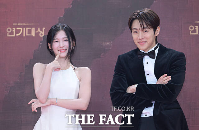 배우 아린(왼쪽)과 유정후가 31일 오후 서울 영등포구 여의도 KBS 신관에서 열린 'KBS 연기대상' 포토월에 참석해 포즈를 취하고 있다. /박헌우 기자