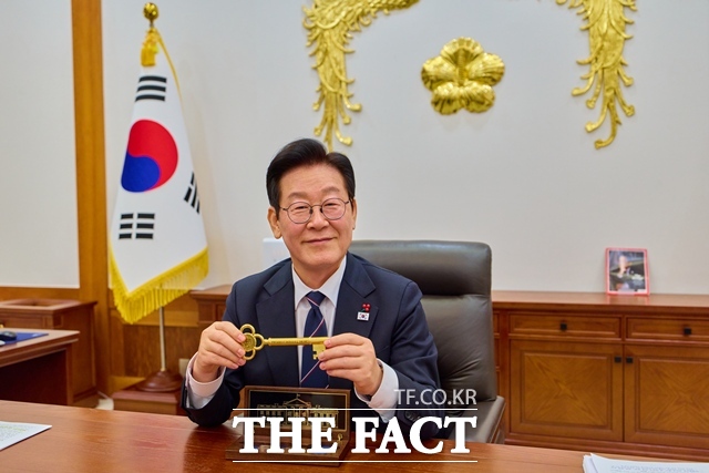 이재명 대통령은 1일 페이스메이커로서 북미 대화를 적극 지원하고 남북관계 복원을 거듭 모색할 것이라고 새해 한반도 정책 구상을 밝혔다. 이 대통령이 2025년 12월 30일 청와대 집무실에서 도널드 트럼프 미국 대통령이 선물한 백악관 황금 열쇠를 살펴보고 있다. /청와대