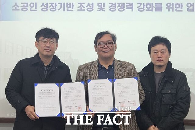 목원대 공학관에서 열린 목원대 RISE사업단과 대덕경제재단의 업무협약식에서 참석자들이 기념 촬영을 하고 있다. /목원대