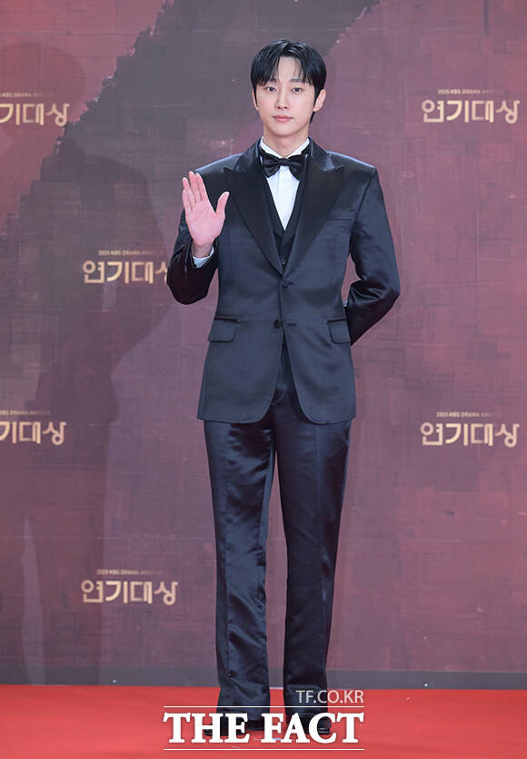 배우 진영이 31일 오후 서울 영등포구 여의도 KBS 신관에서 열린 'KBS 연기대상' 포토월에 참석해 포즈를 취하고 있다. /박헌우 기자