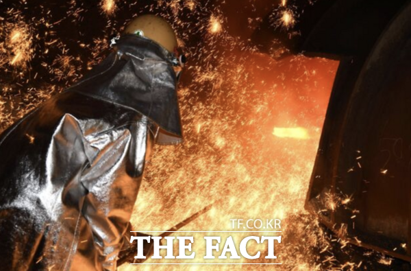 긴 침체를 겪고 있는 국내 철강업계가 2026년 과감한 구조 전환을 통해 돌파구를 모색한다. 사진은 포스코 광양제철소 제1용광로. /뉴시스