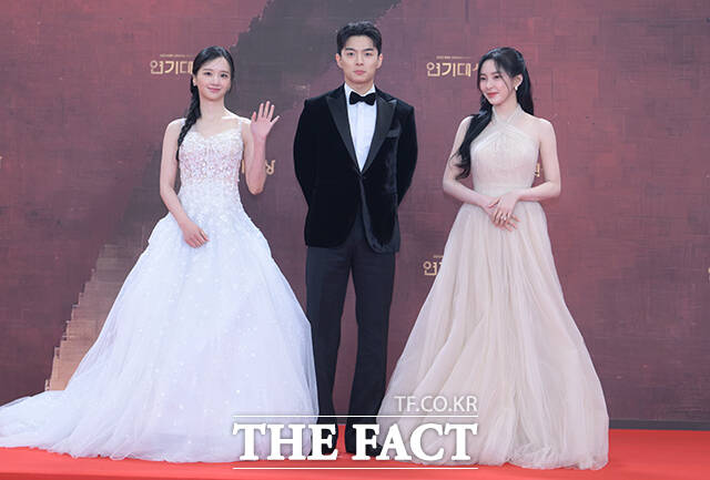 배우 박정연과 손상연, 신수현(왼쪽부터)이 31일 오후 서울 영등포구 여의도 KBS 신관에서 열린 'KBS 연기대상' 포토월에 참석해 포즈를 취하고 있다. /박헌우 기자