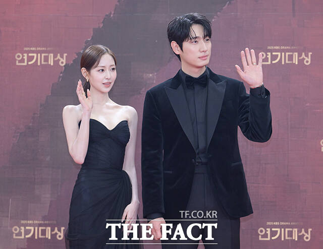 배우 신슬기(왼쪽)와 윤박이 31일 오후 서울 영등포구 여의도 KBS 신관에서 열린 'KBS 연기대상' 포토월에 참석해 포즈를 취하고 있다. /박헌우 기자