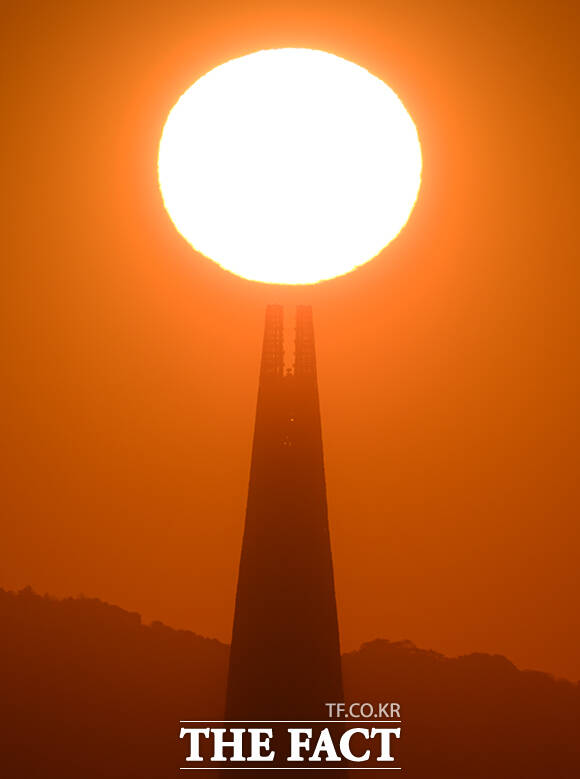 2025년 마지막 날인 31일 오전 서울 종로구 인왕산에서 바라본 롯데월드타워 위로 해가 떠오르고 있다. /박헌우 기자
