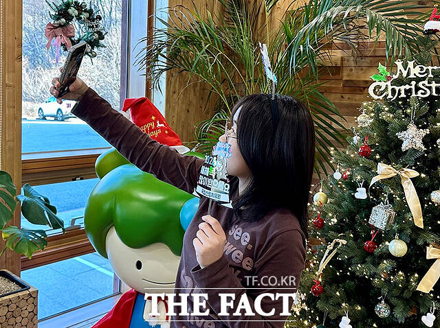 치유원을 방문한 고객이 새해 기념사진을 찍고 있다. /한국산림복지진흥원 국립산림치유원